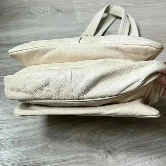 MARC  JACOBS CREAM OFF WHITE PEBBLE LEATHER SHOULDER GOLD HARDWARE BAG - Picture 4 of 15